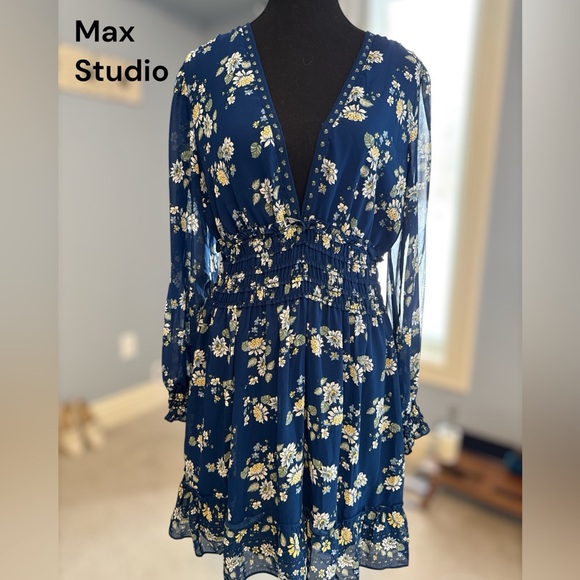 Max Studio Dresses & Skirts - Max Studio Navy Floral Dress